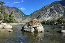 Алтай Долина реки Чулышман Камни в реке