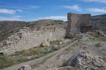 Руины крепости с намёком на реставрацию
