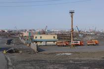 Енисейский край Норильск Производственный пейзаж с вахтовками
