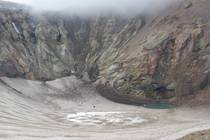 Камчатка Вулкан Мутновский Ледниковая воронка с озерцом