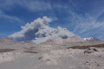 Камчатка Вулкан Шивелуч. Извержение и до него Вид с облачными потоками