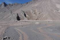 Камчатка Вулкан Шивелуч. Извержение и до него Берег озерца