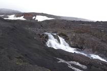 Камчатка Вулкан Толбачик и чёрное пространство рядом У водопада
