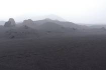 Камчатка Вулкан Толбачик и чёрное пространство рядом Возвращение в тумане