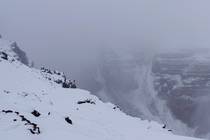 Камчатка Вулкан Толбачик и чёрное пространство рядом Снег и мгла