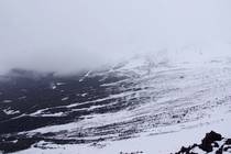 Камчатка Вулкан Толбачик и чёрное пространство рядом Снегопад на склонах