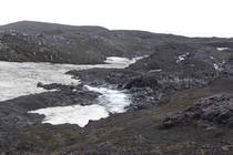 Камчатка Вулкан Толбачик и чёрное пространство рядом Ручей, больше под снегом