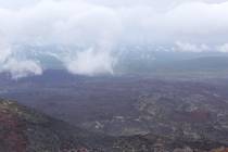 Камчатка Вулкан Толбачик и чёрное пространство рядом Глядя с конуса на облака