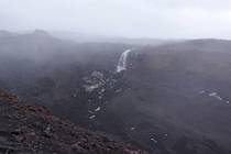 Камчатка Вулкан Толбачик и чёрное пространство рядом Водопад в тумане
