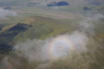 Камчатка Долина гейзеров, кальдера вулкана Узон и путь к ним по воздуху Тень вертолёта