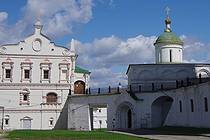 Слева дворец Олега, справа Архангельский собор