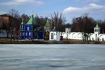 Подмосковье Дзержинский. Николо-Угрешский монастырь Петропавловская церковь и часовня над источником
