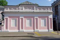 Розовый дом с местами под картины