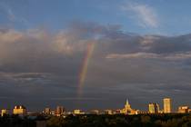 Москва Вид из окна на Москву и небо над ней Радуга на закате