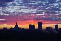 Москва Вид из окна на Москву и небо над ней За зданиями солнце