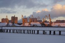 Москва Акватория Химкинского водохранилища Портовые краны на закате
