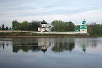 Мирожский монастырь в утренний час - вид с противоположного берега реки Великой