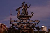 Ночное фото памятника морским правителям