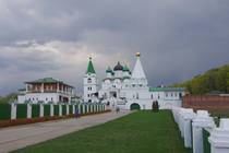 Верхняя Волга Город у слияния Оки и Волги Монастырь на фоне грозы