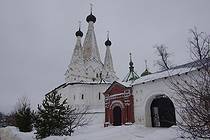 У ворот Алексеевского женского монастыря